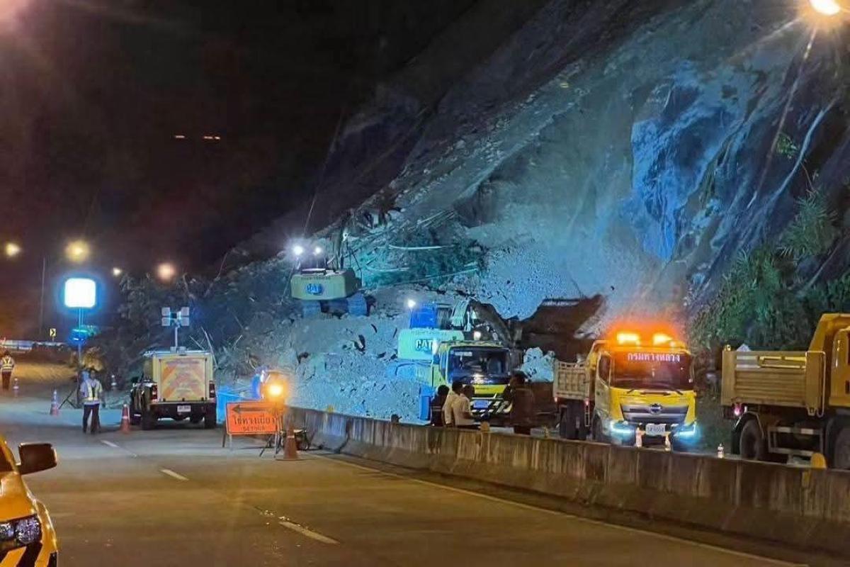 นพค.33 ร่วมระดมกำลังเร่งเปิดเส้นทาง ดินสไลด์ถนนสายตาก–แม่สอด
นพค.33 ระดมกำลังเร่งเปิดเส้นทาง ดินสไลด์ถนนสายตาก–แม่สอด หลังฝนตกหนักสะสม