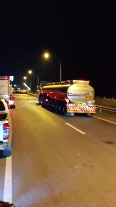 ปตท.น้ำแคบ รถกำลังลงน้ำมัน และ PT น้ำแคบ รถกำลังลงจอด #จังหวัดนครศรีธรรมราช 20:45น.