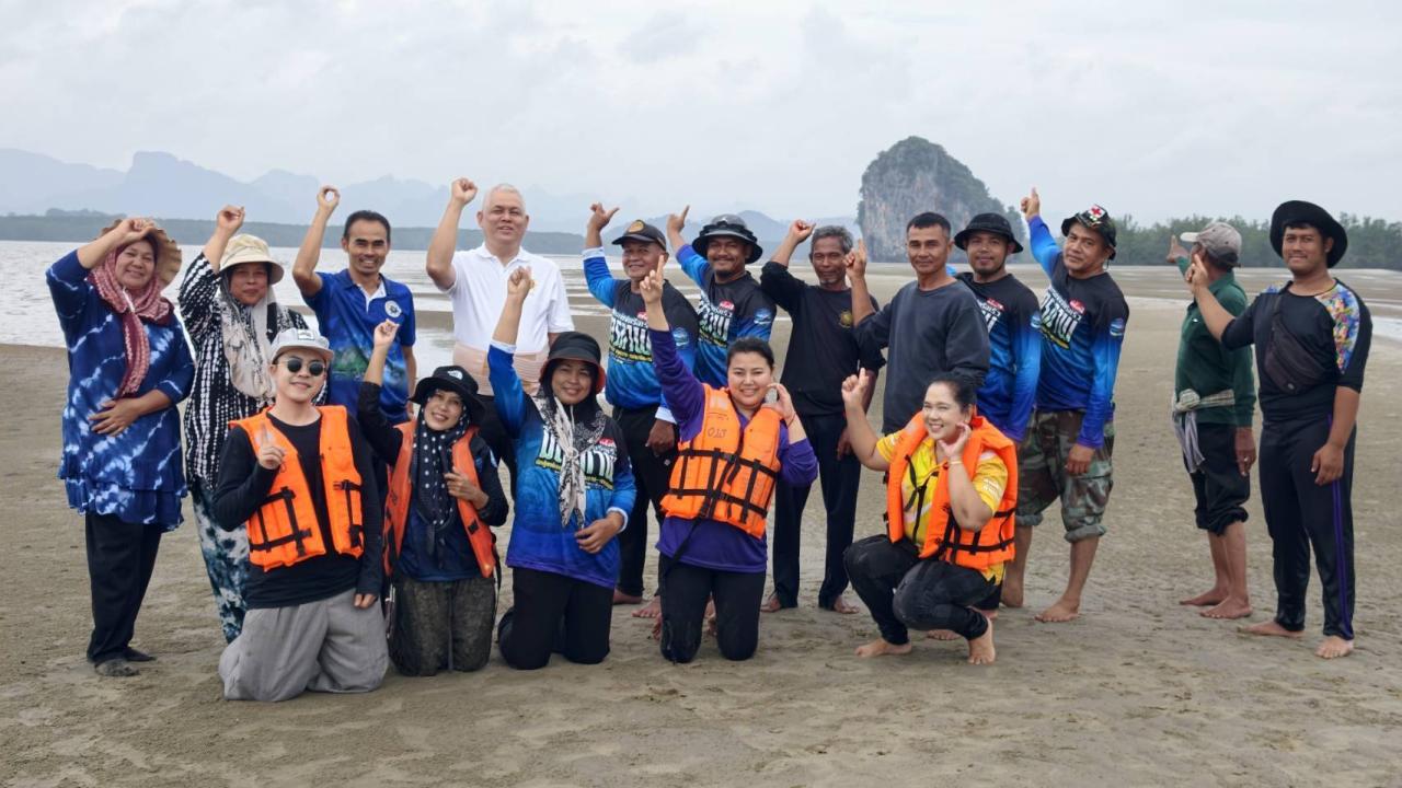 พังงา-เปิดเส้นทางท่องเที่ยวใหม่ ชม “ปูมดแดงล้านตัว” โผล่เต็มผืนทราย พร้อมทะเลแหวกเกาะตั้งเลน สัมผัสธรรมชาติอ่าวพังงา