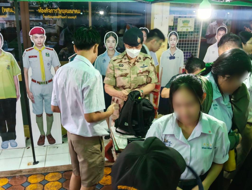 ถึงฝนตก ก็ไม่หยุดดูแลความปลอดภัยในโรงเรียน