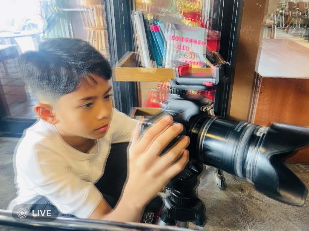 นาทีประทับใจ 'ด.ช.อัฟฟาน' สายเลือด จุฬาราชมนตรีคนที่ 18  ถ่ายภาพกระทบไหล่ 'ทวี สอดส่อง' กลางสนามบอล