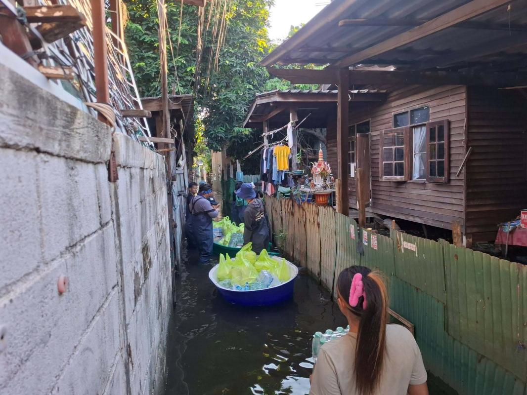 มูลนิธิกระจกเงา ลงพื้นที่สำรวจกลุ่มคนเปราะบางเมือง หลังสถานการณ์น้ำท่วม 