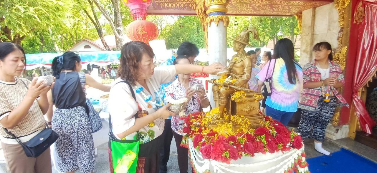 บรรยากาศสุดคึกคัก! นักท่องเที่ยวแห่กราบ พระเจ้าตากสินขอพรแน่นศาลรับ สงกรานต์ เมืองตาก