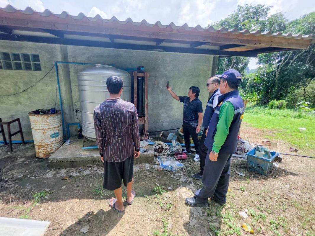 สสจ.กาญจนบุรี เร่งคัดกรองชาวบ้านทองผาภูมิ! หวั่นเสี่ยงสารตะกั่ว หลังฝายดักตะกอนลำห้วยชะนีแตก สั่งงดใช้น้ำ–จับสัตว์น้ำชั่วคราว