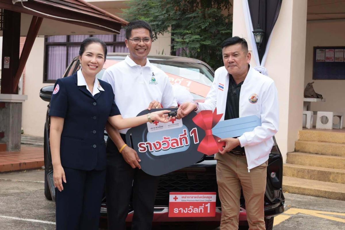 พ่อเมืองสตูลควงนายกเหล่ากาชาด แสดงความยินดีส่งมอบรถรางวัลที่ 1,2