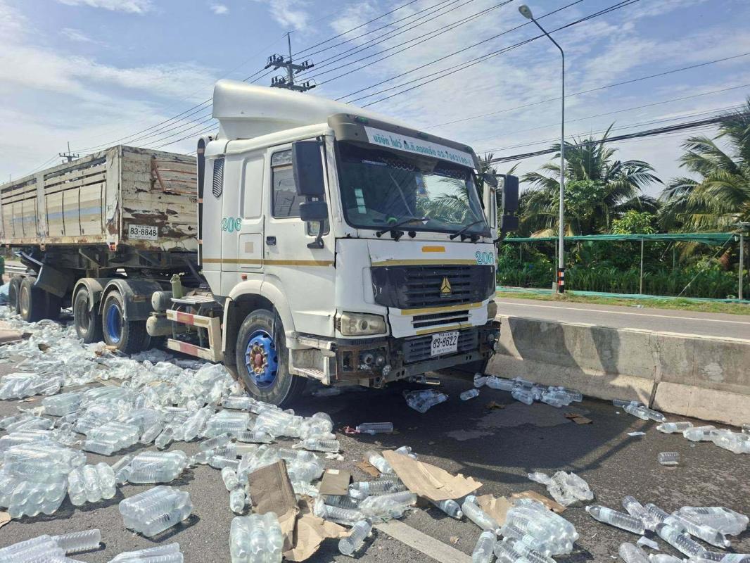 รถเทรลเลอร์ขนน้ำชนท้ายรถ 10 ล้อ ถนนพระราม2