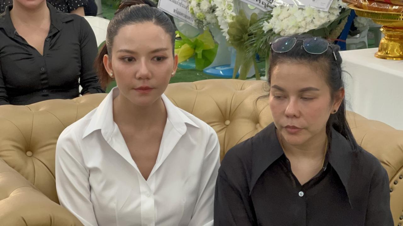 อ่างทอง  สวดพระอภิธรรม พ่อจ๊ะคืนที่ 2
 พระสงฆ์สวดอภิธรรม พ่อจ๊ะคืนที่ 2 บรรยากาศเป็นไปด้วยความเศร้าโศก คนในวงการบันเทิงต่างมาร่วมพิธี ญาติพี่น้อง ชาวบ้านจำนวนมาก มาร่วมฟังพระสวดอภิธรรมแสดงความอาลัย