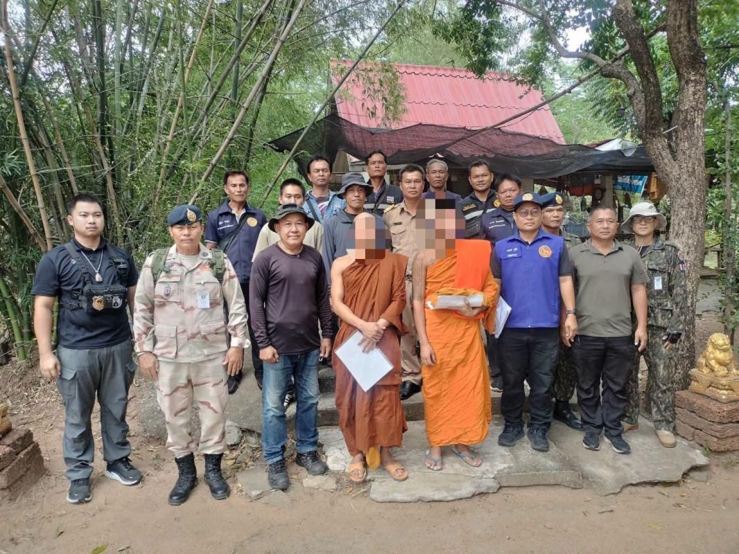 &ldquo;เมืองตากเอาจริง!&rdquo; เปิดยุทธการ 90 วัน พิฆาตยาเสพติด
บุกตรวจวัดตลุกป่าตาล หลังชาวบ้านร้องเรียน พบพระ 2 รูปต้องสงสัย ตรวจฉี่ผลบวก ค้นกุฏิผงะ! เจอยาบ้า 11 เม็ด ก่อนลาสิกขาส่งดำเนินคดี