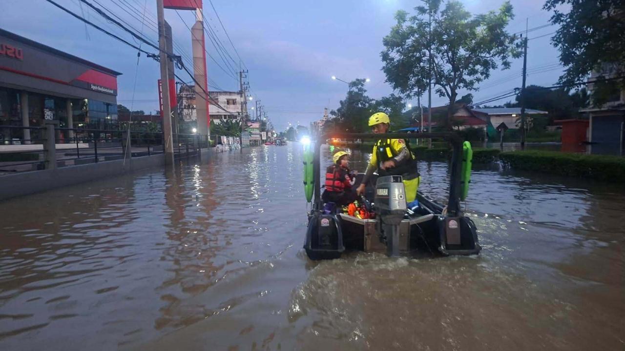 ทีมตอบโต้ภัยพิบัติจังหวัดร้อยเอ็ดเตรียมพยพประชาชนชุมชน จ.ปราจีนบุรี หลังน้ำขึ้น 2 เมตร 