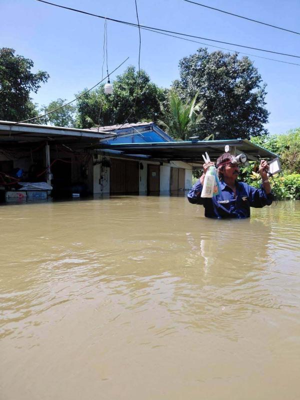 บ้านสร้าง ปราจีนบุรี น้ำท่วมสูงขอหน่วยงานช่วยเหลือ