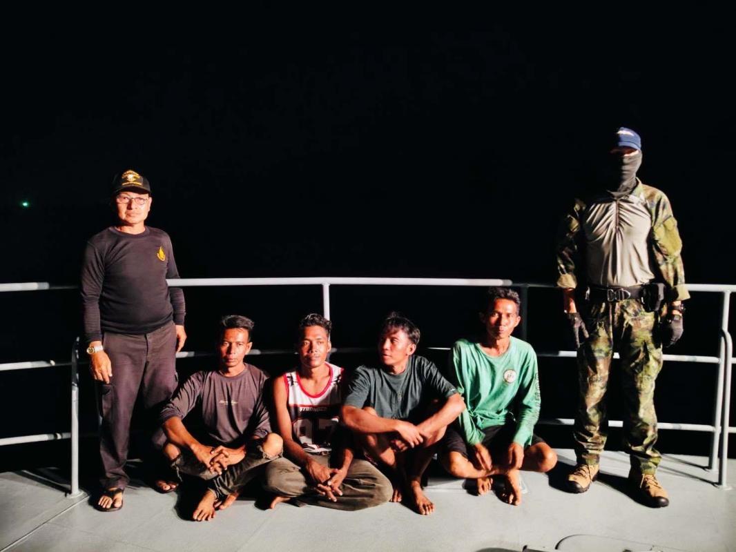 ศรชลสตูลช่วย 4 ลูกเรืออิเหนารอดจากเรือดับคลื่นแรง