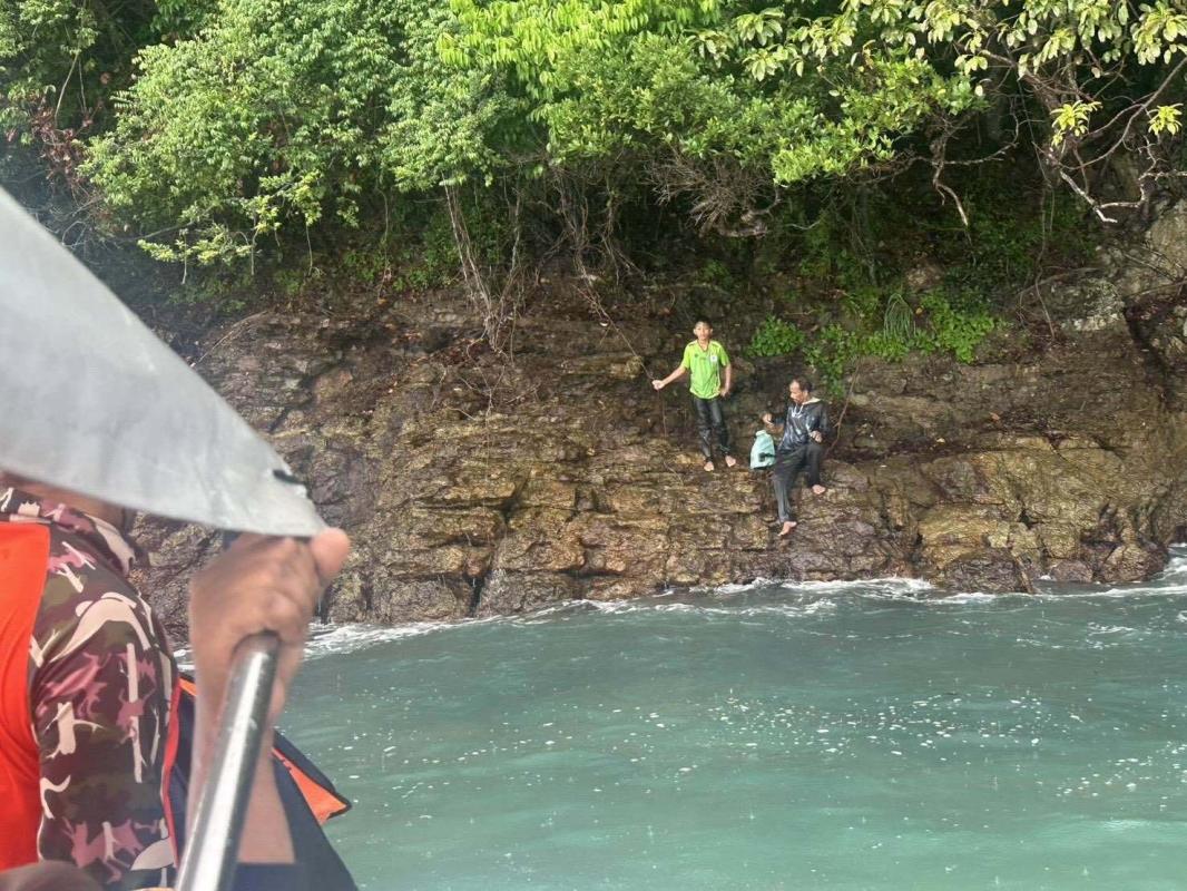 ระทึก! เรือหัวโทงล่มกลางทะเลตรัง 7 นักตกปลา เสื้อชูชีพพารอดยกทีม เผยนาทีกู้ชีวิต ศรชล.ภาค 3 ฝ่าคลื่น 4-5 เมตรนำตัวกลับฝั่งปลอดภัย