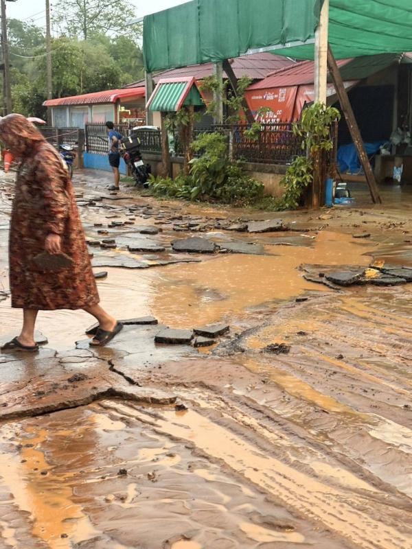 อบต.ปางหมูเร่งแก้ปัญหาบ้านในสอย ฝนตก-ถนนสัญจรลำบาก

