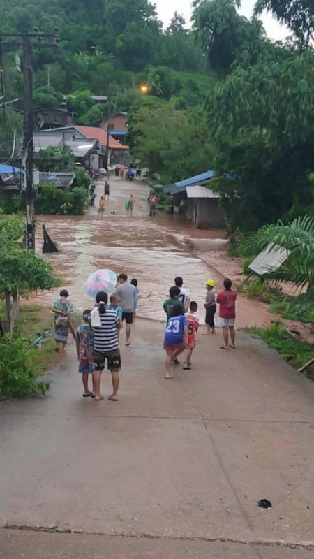 บ้านปางคอม ตกแช่นานไม่ถึงสามชั่วโมงน้ำป่าไหลทะลักเข้าหมู่บ้าน