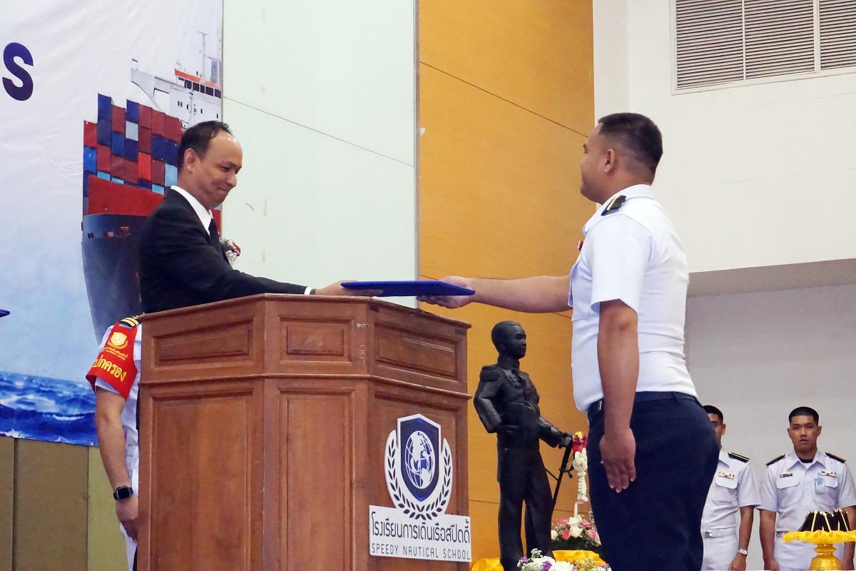 โรงเรียนเดินเรือสำราญ ประดับอินทรธนูนักเรียนจบหลักสูตร-เตรียม MOU เทคนิคระยอง สร้างงานรายได้สูง-ลดการว่างงานของประเทศ