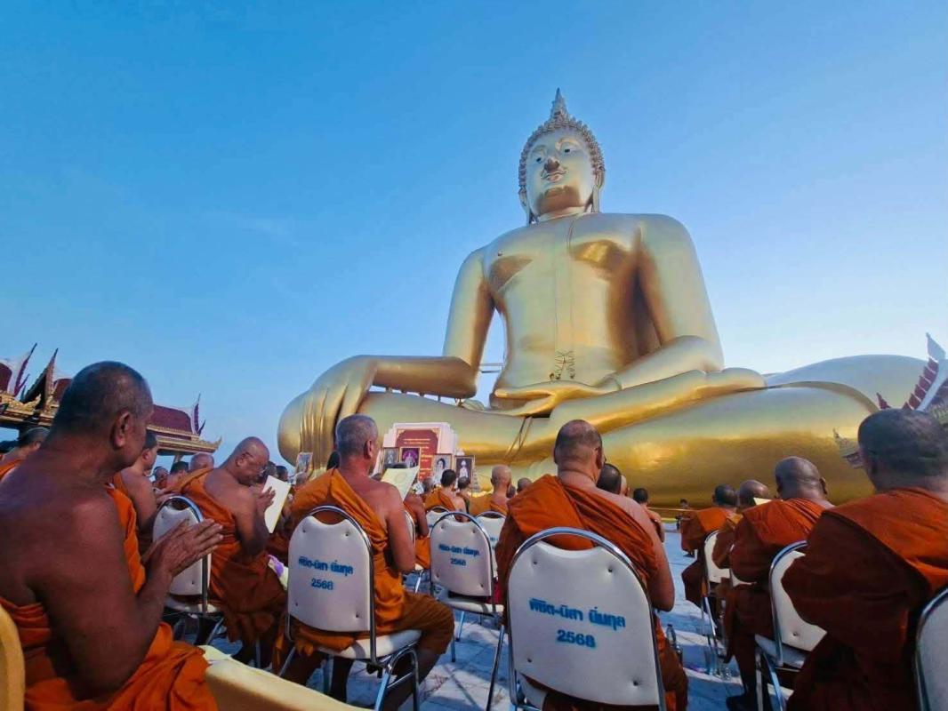 >>> อ่างทองรวมใจภักดิ์  สวดพระพุทธมนต์ เพื่อถวายเป็นพระราชกุศล แด่ พระบาทสมเด็จพระบรมชนกาธิเบศร มหาภูมิพลอดุลยเดช มหาราช บรมนาถบพิตร <<<