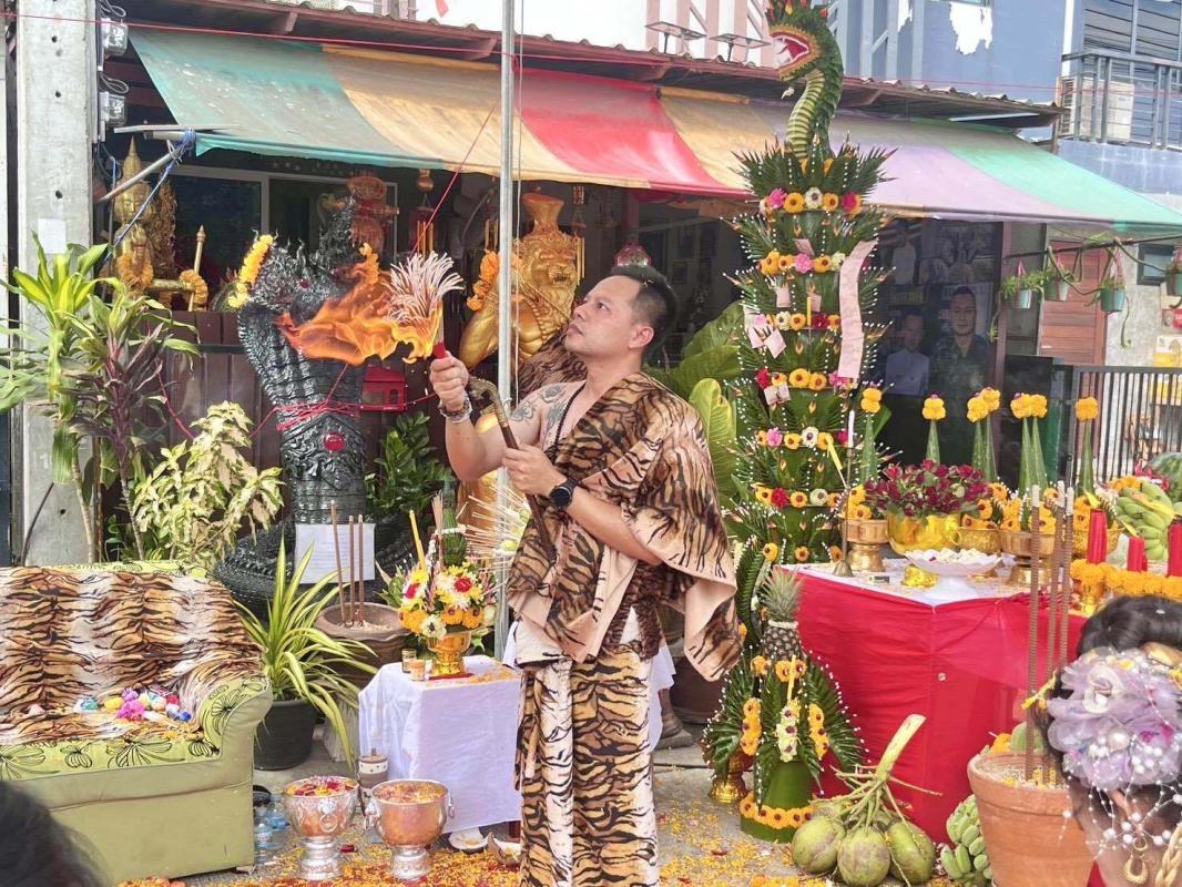 กรุงเทพมหานคร &ndash; สายมูแห่!! ร่วมพิธีไหว้ครูบูรพาจารย์ อ.พงษ์สิทธิ์ สำนักสักยันต์ปู่เจ้าสมิงพราย สายไหม 56