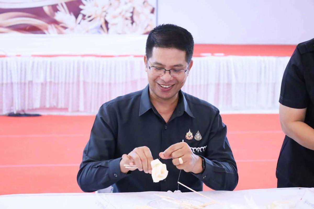 พ่อเมืองสตูลร่วมประดิษฐ์ดอกไม้จันทน์ ร่วมถวายฯ