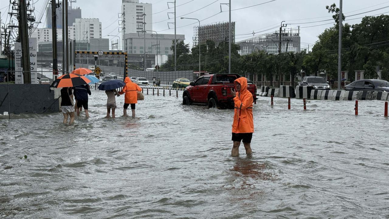 คลองเปรมประชากรล้น ฝนตกต่อเนื่อง ส่งผลระดับน้ำบนถนนงานวงศ์วานเพิ่มสูงขึ้น
