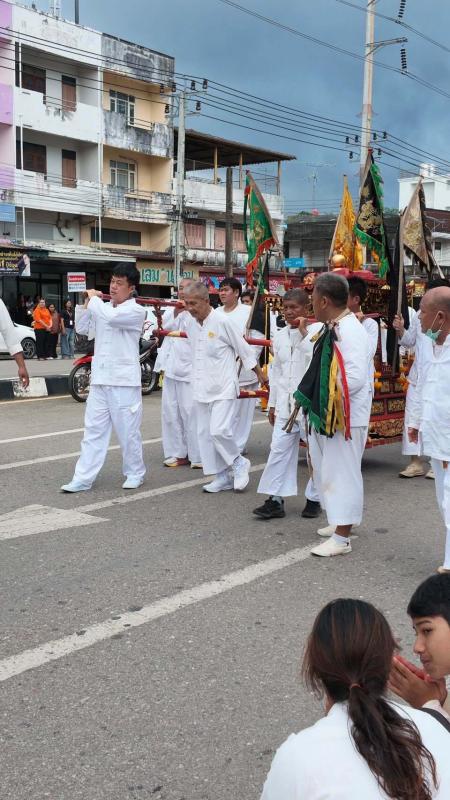 สุดคึกคัก! ชาวตรังนับหมื่น ทุ่งยาว-ท่าข้าม-ย่านตาขาว รอรับขบวนแห่องค์ศักดิ์สิทธิ์ศาลเจ้ากิวอ่องเอี่ย ออกโปรดสาธุชน หามเค่ว 12 หลัง เล่นประทัด แสดงอภินิหารเหล็กแหลมทิ่มแทงกาย เชื่อรับเคราะห์ร้ายแทนสาธุชนคนกินผัก