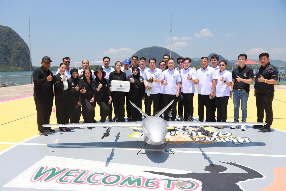 พังงา-&ldquo;ยาบินได้&rdquo; รมว.สาธารณสุขร่วมทดสอบ&ldquo;โดรนขนส่งยา&rdquo;เกาะปันหยี  ปั้นต้นแบบยกระดับการแพทย์พื้นที่เกาะ