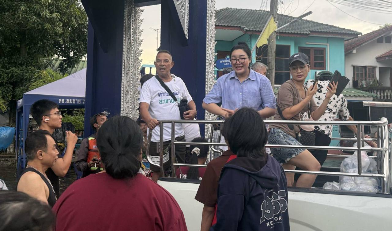 "จ่าคิงส์ แตงทิม สะพานใหม่" นำทีมจิตอาสา แจกข้าวกล่องกว่า 300 กล่อง ช่วยเหลือผู้ประสบภัยน้ำท่วม