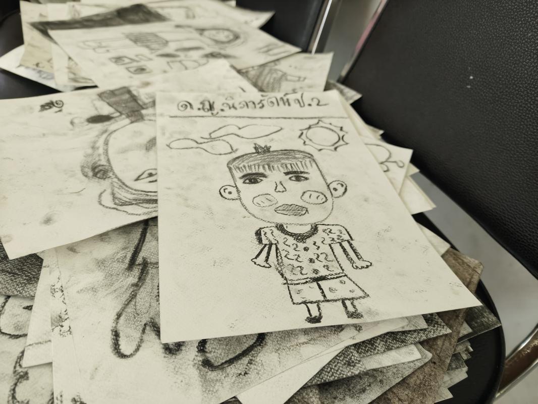 วาดภาพด้วยถ่านของเด็กชายแดน