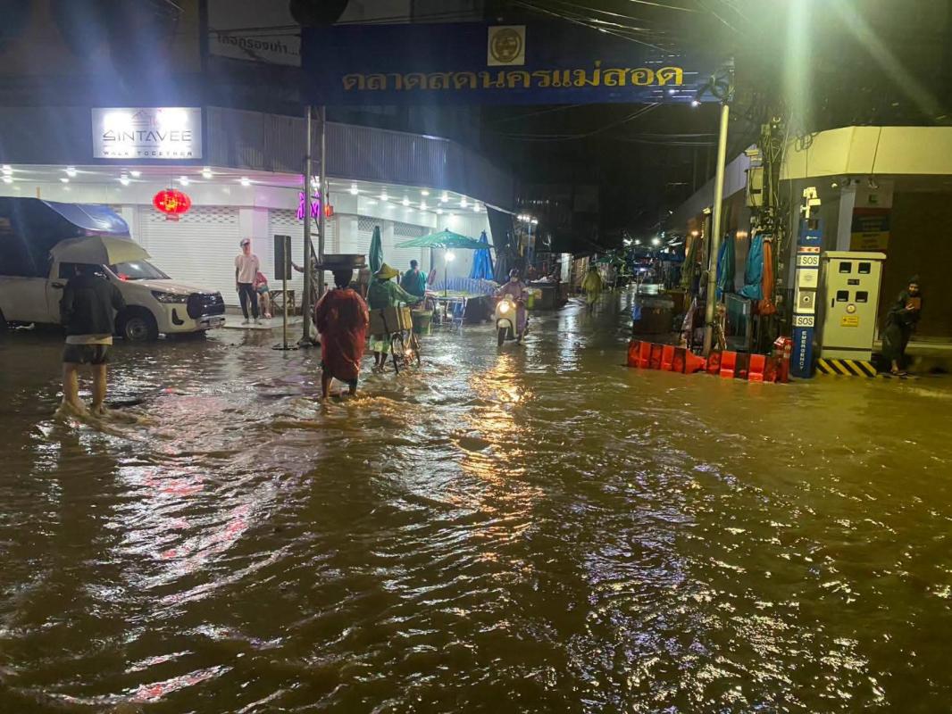 &ldquo;ป.อ๊อด&rdquo; ลงพื้นที่กลางดึก ติดตามสถานการณ์น้ำเมืองแม่สอด ตลาด&ndash;ถนนหลายสายถูกน้ำท่วมขัง
