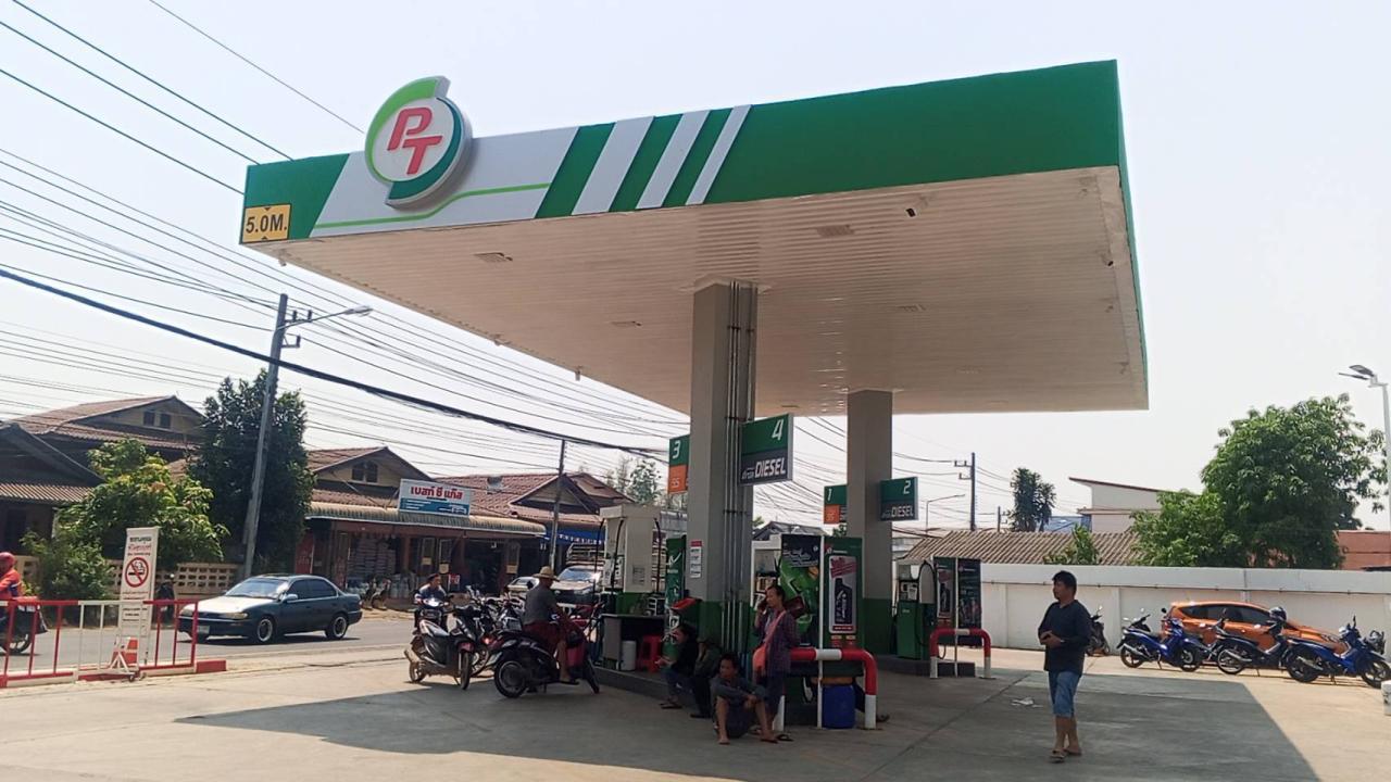 อำเภอพบพระปั๊มน้ำมันโล่ง ผู้มาเติมลดลง คิวเริ่มคลี่คลายหลังราคาปรับขึ้น