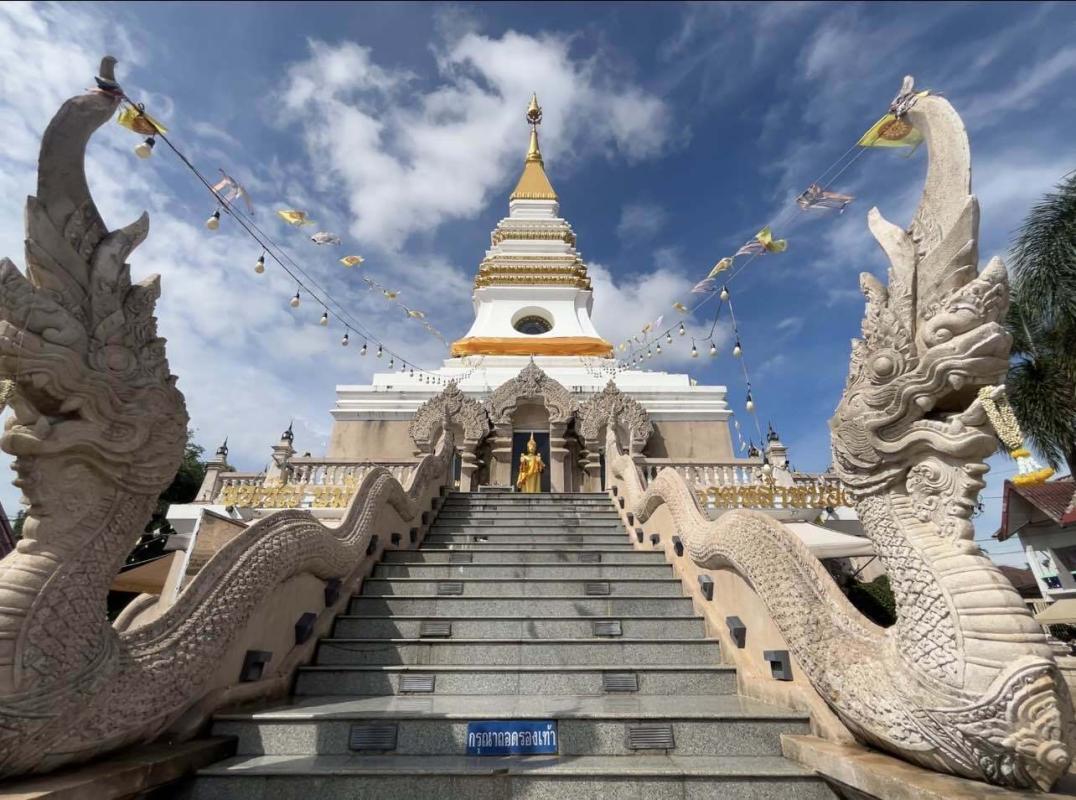 พระธาตุหล้าหนอง