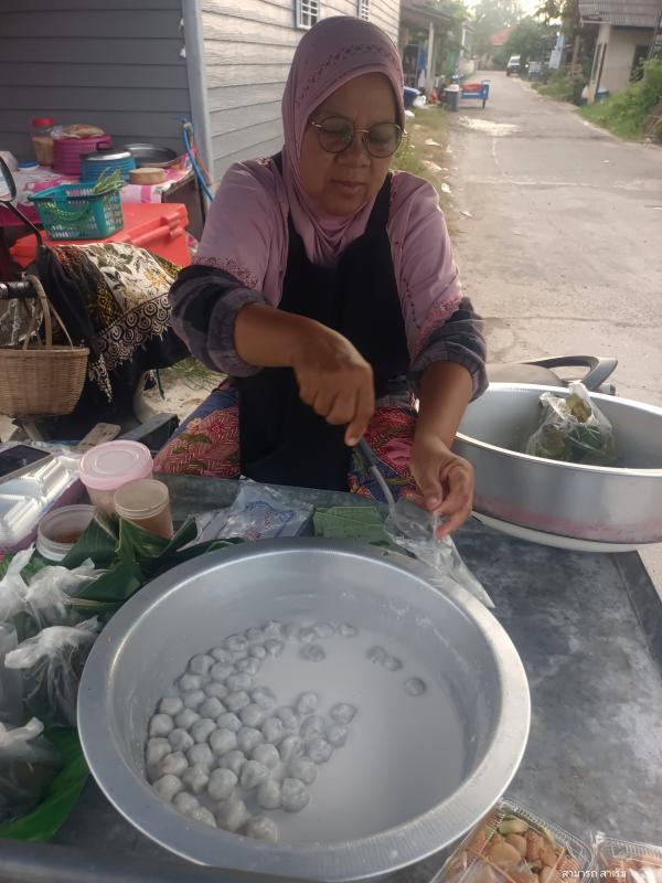 ขนมหวานที่บ้านควน: วิถีขนมหัวล้านบนรถพ่วงข้าง
