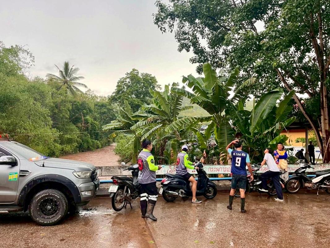 บ้านห้วยใส อำเภอฟากท่า ฝนตกไม่นานระดับน้ำขึ้นอย่างเร็ว กู้ภัยฟากท่าเตรียมพร้อมกันแล้ว