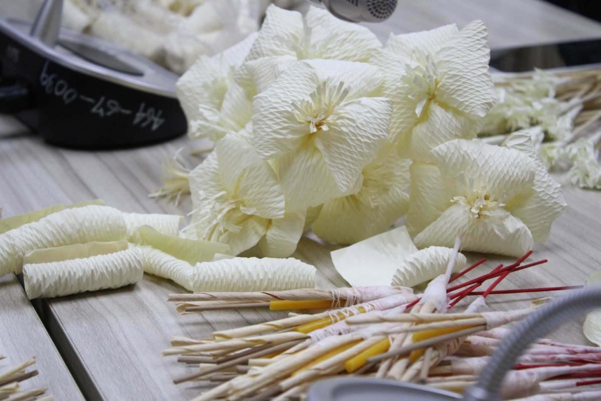 ชาว อบต.ไผ่ ขอเชิญร่วมกิจกรรมประดิษฐ์ดอกไม้จันทน์เพื่องานพระราชพิธีถวายพระเพลิงพระบรมศพ สมเด็จพระนางเจ้าสิริกิติ์ พระบรมราชินีนาถ พระบรมราชชนนีพันปีหลวง
