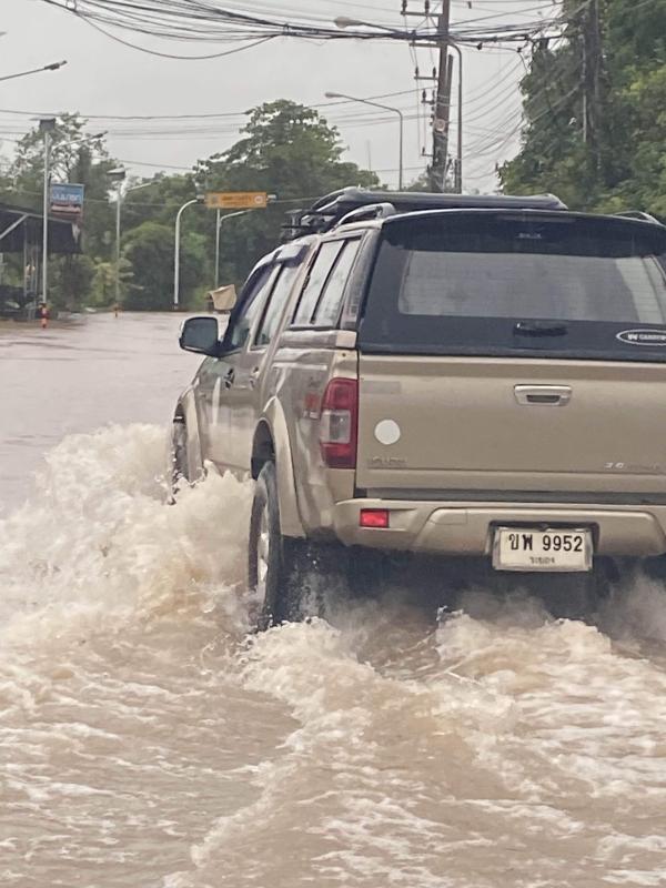  ฝนตกไม่หยุด ทำให้น้ำท่วมระยอง