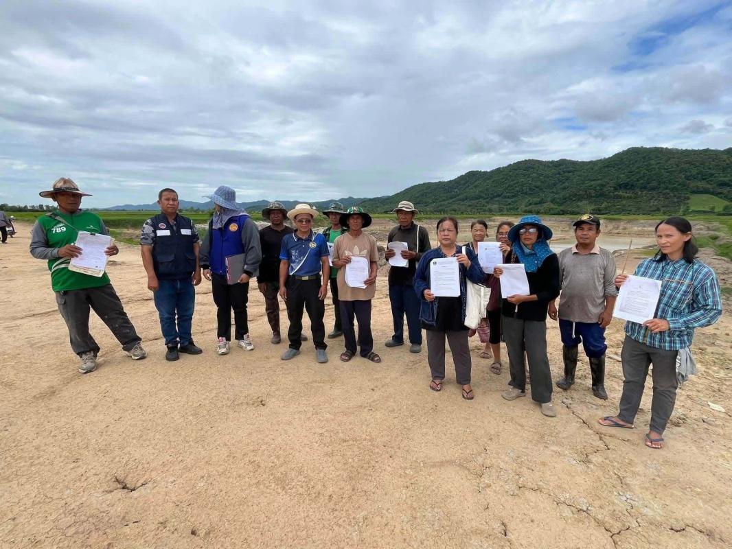 ชาวนาป่าแดดร้องทุกข์ ถูกผู้รับเหมาช่วงรถไฟเบี้ยวจ่ายค่าที่ดินนานกว่า 1 ปี แถมบ่อดินสร้างปัญหาน้ำท่วม-ดินสไลด์ เสียหายหนัก