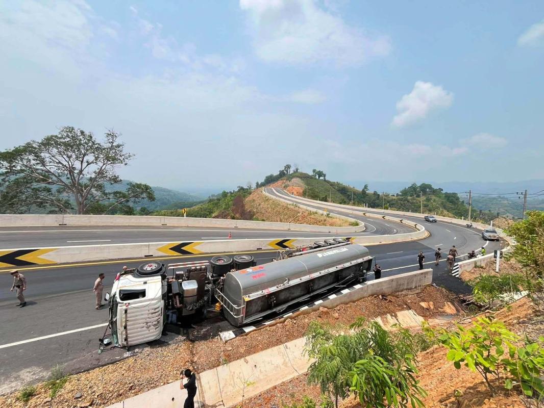 รถบรรทุกน้ำมันพลิกคว่ำ เขตพื้นที่บ้านเฉลิมราช เส้นทางหลวง 101