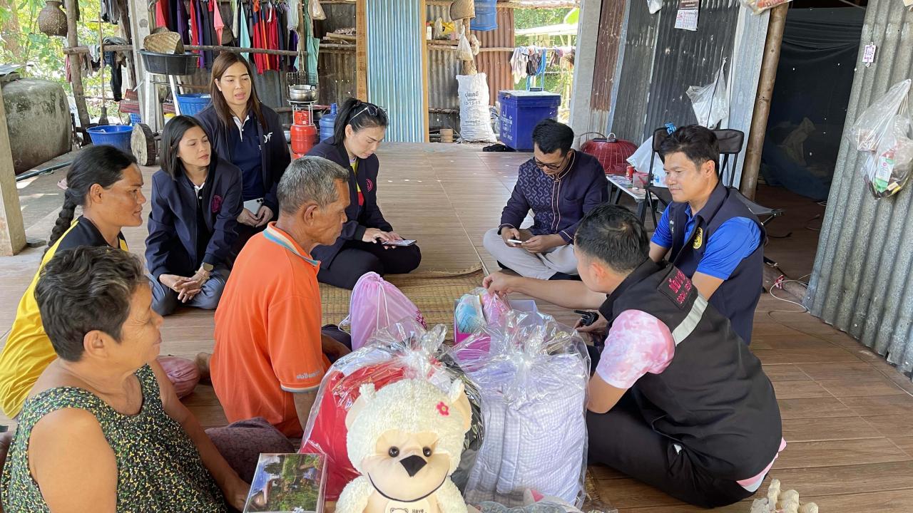 ลงพื้นที่เยี่ยมครอบครัว เด็กหญิงแพรวา อินทะนันท์พร้อมมอบเครื่องอุปโภค บริโภคและให้คำปรึกษา ด้านอาชีพแก่สมาชิกในครอบครัว ณ อำเภอชุมแพ จังหวัดขอนแก่น