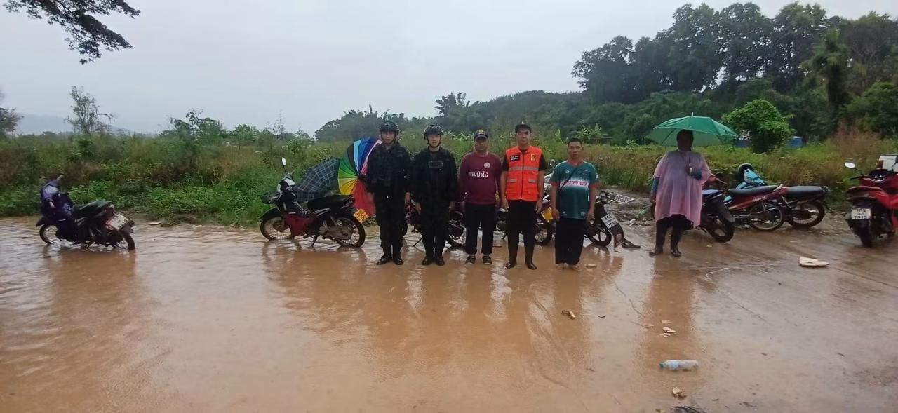 ฝนตกต่อเนื่อง! นายอำเภอพบพระลุยชายแดน จับตา “น้ำเมย” วาเล่ย์เหนือ–มอเกอร์ไทย เตือนพื้นที่เสี่ยง–ถนนเลียบชายแดนน้ำท่วมขัง