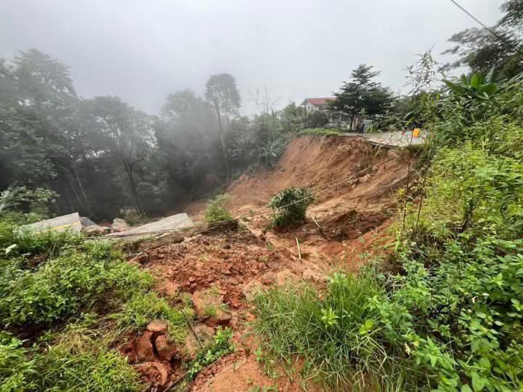 ตาก – สถานการณ์ฝนตกหนักในพื้นที่จังหวัดตากยังส่งผลกระทบต่อเส้นทางคมนาคมอย่างต่อเนื่อง ล่าสุดวัน