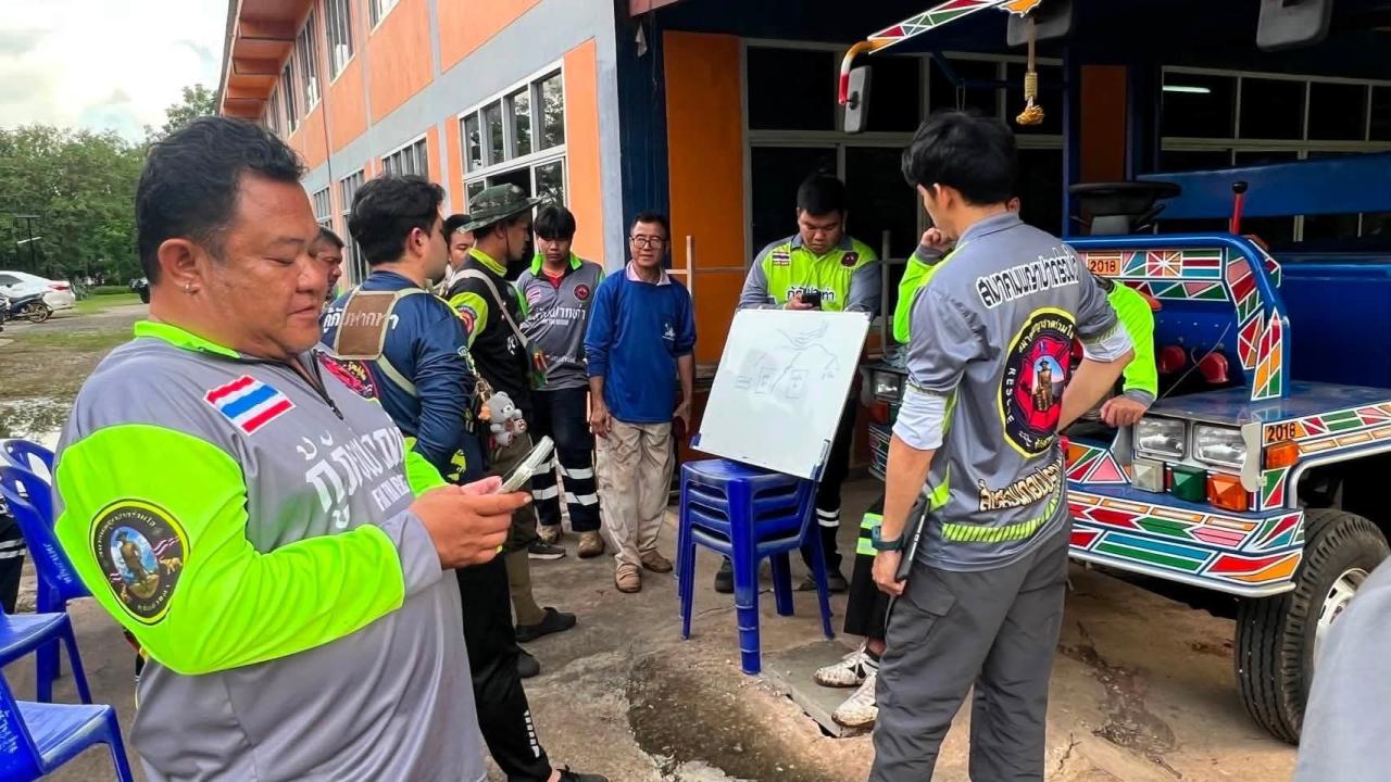 กู้ภัยฟากท่าระดมกำลังค้นหา "ยายธูป" วัย 78 ปี เข้าป่าหาเห็ดตั้งแต่เช้า ผ่านไปจนถึง 3 ทุ่มยังไร้วี่แวว กู้ภัยเร่งแข่งกับเวลาค้นหาท่ามกลางความมืด