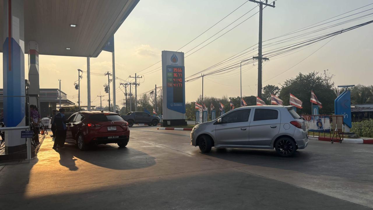 คิวยาว&hellip; ปชช.รอเติมน้ำมัน ดีเซล ปตท.อมร เพิ่มทรัพย์ อ.โพธิ์ไทร จ.อุบล 