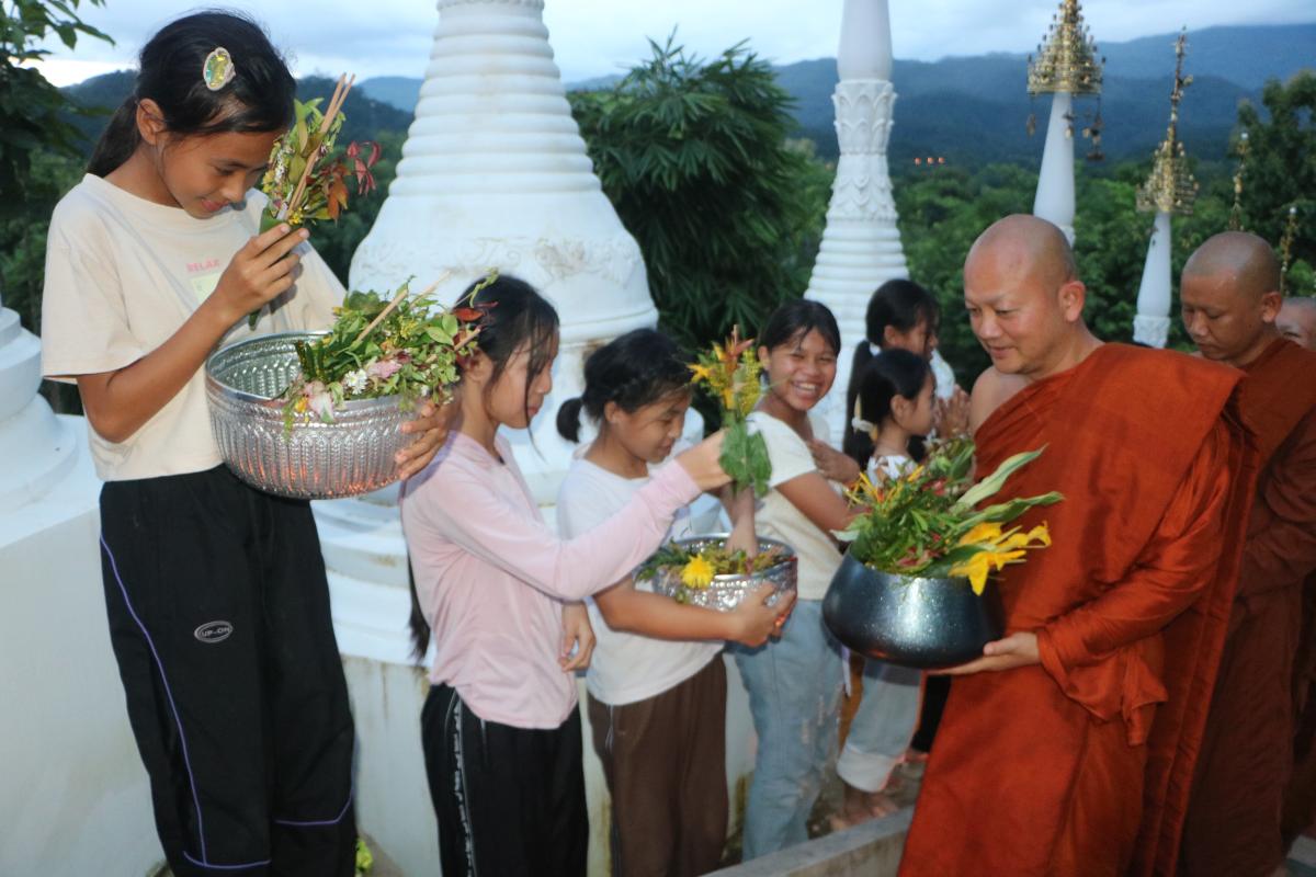 แม่ฮ่องสอน-วัดภูสมณารามจัดตักบาตรดอกไม้วันเข้าพรรษา(ช่วงเย็น) สืบสานพุทธประเพณีอันงดงามแม่ฮ่องสอน