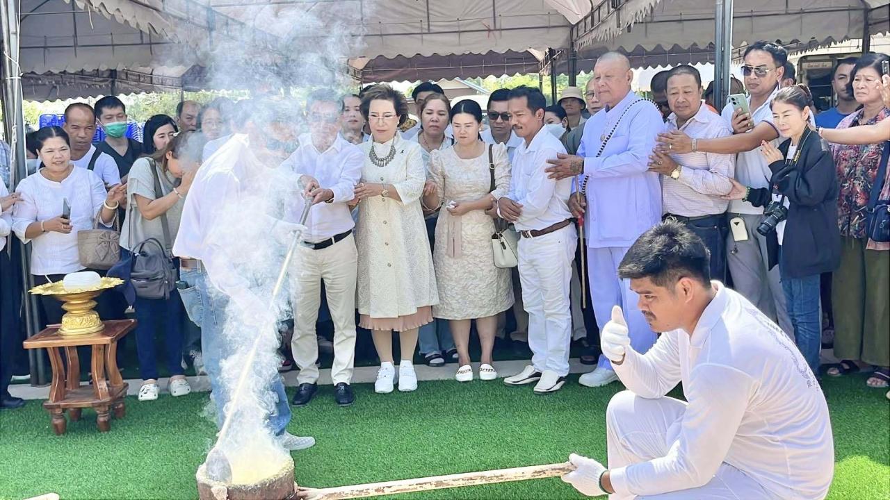  ราชบุรี &ndash; ชาวบ้านแห่!! ร่วมพิธีเททองหล่อหัวใจ &ldquo;สมเด็จทวดโต พรหมรังสี&rdquo; องค์ใหญ่ที่สุดในประเทศไทย