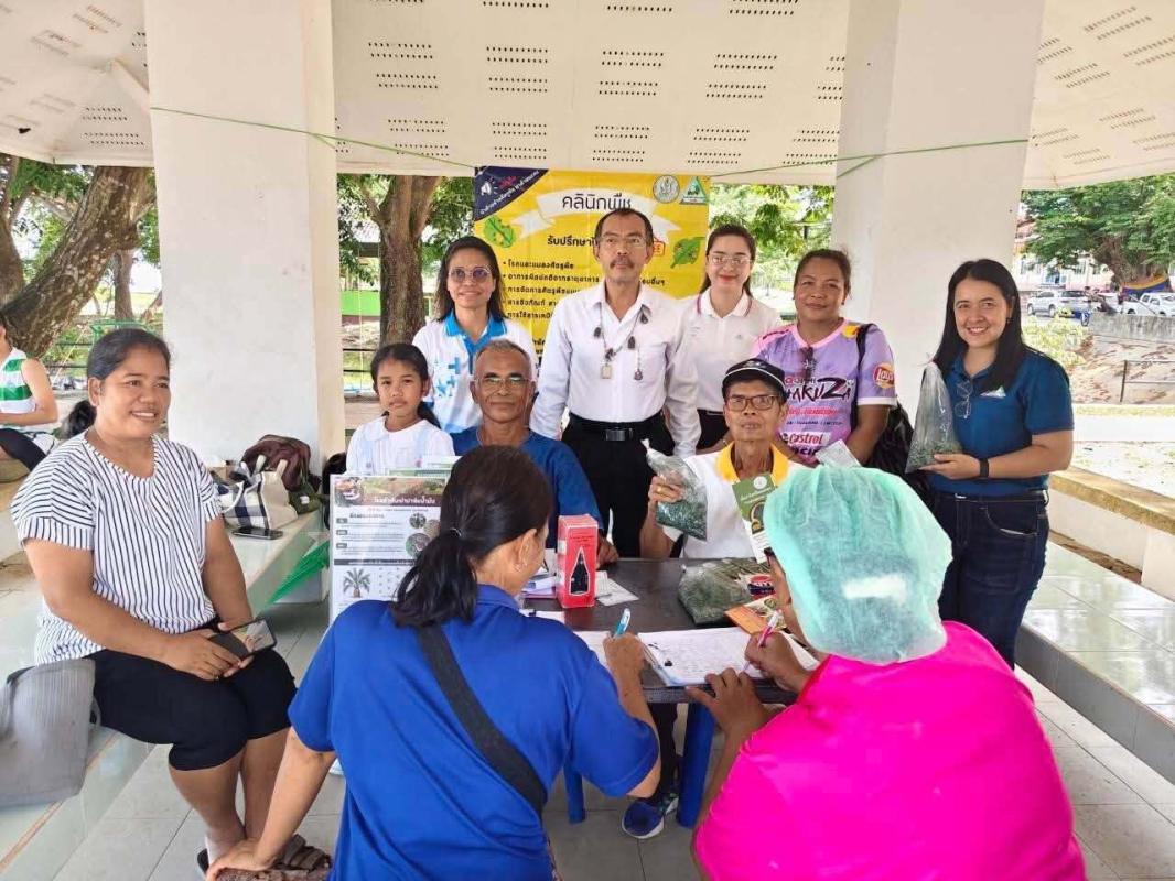 เกษตรกระแสสินธุ์ ร่วมกับหมอพืชชุมชนอำเภอกระแสสินธุ์ ให้บริการคลินิกพืช(Plant Clinic) ณ หลาดหน้าเลยบ่อน้ำศักดิ์สิทธิ์ วัดแหลมบ่อท่อ