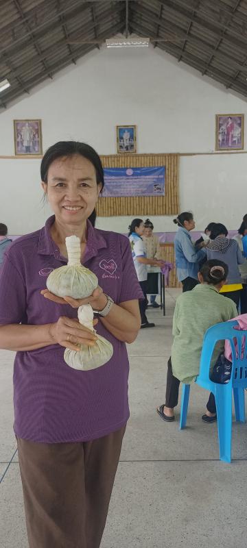 พมจ.อุบลราชธานี ร่วมกับ อบต สร้างถ่อ เสริมการเรียนรู้ด้านอาชีพการทำลูกประคบสมุนไพรให้ผู้สูงอายุ.