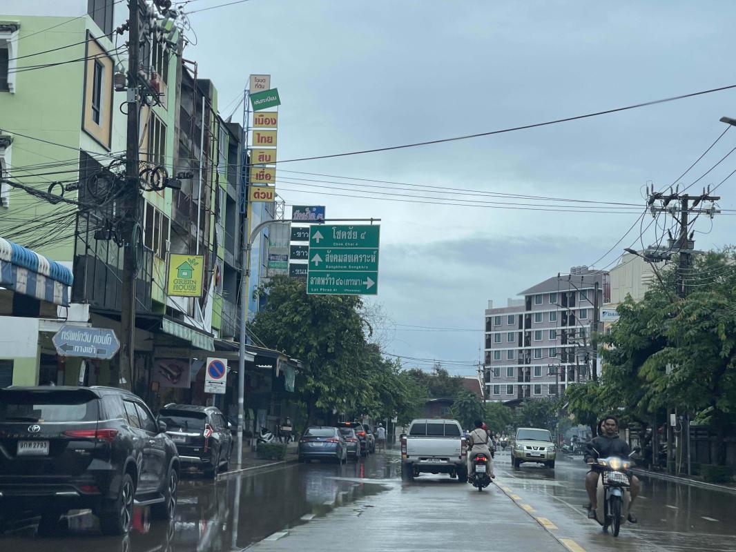 วัดลาดพร้าวน้ำลดแต่ท่วมขังซอยย่อย