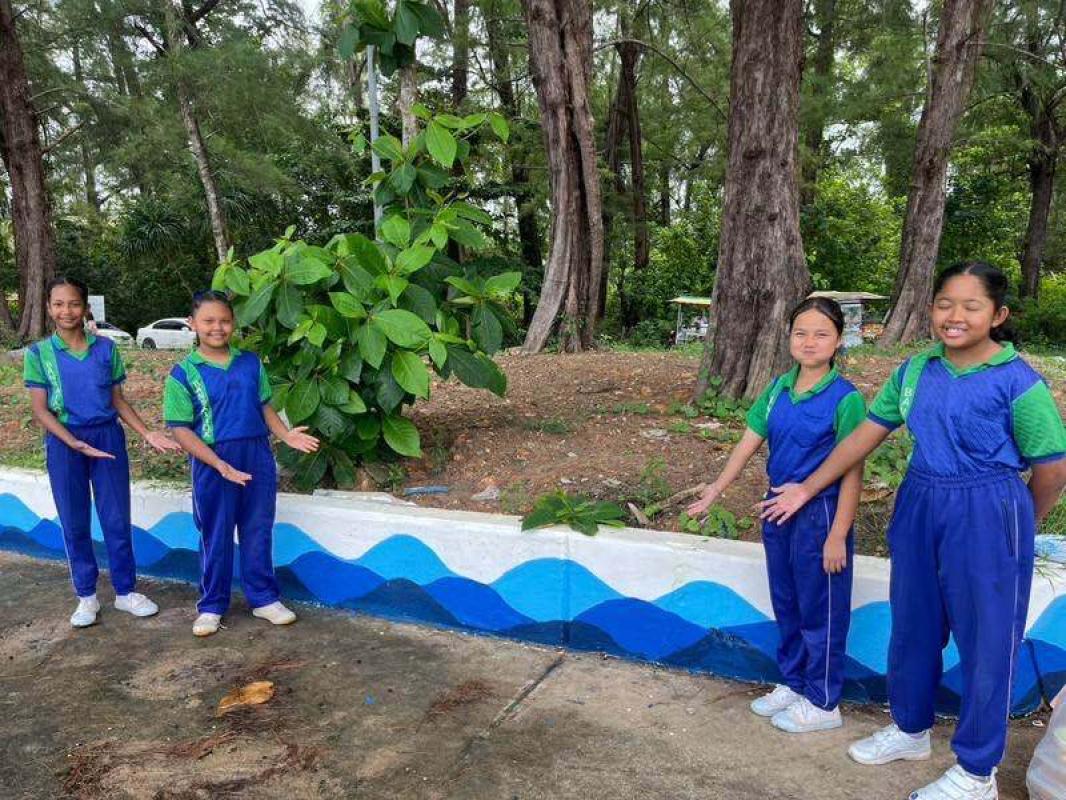 ผู้บริหารสถานศึกษา ครู และนักเรียนในสังกัด สพป.ตรัง เขต 2 ร่วมกิจกรรม “แต้มสี สร้างสีสัน ปรับปรุงภูมิทัศน์หาดปากเมง” เปลี่ยนกำแพงกันคลื่นสู่ Story Wall 