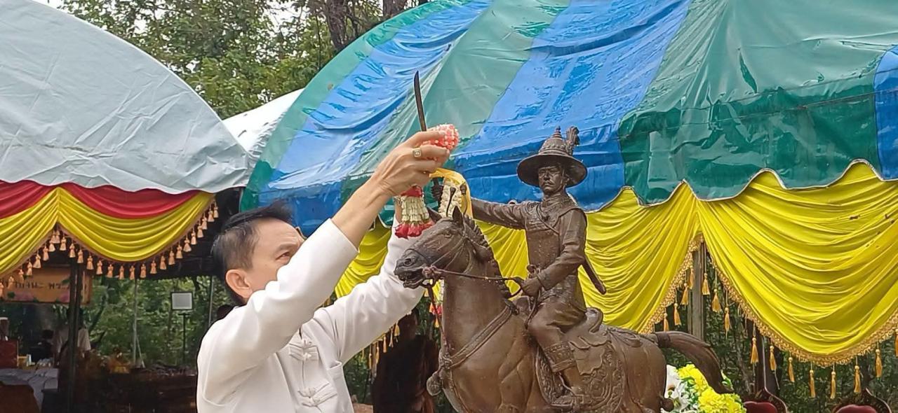 ฝนโปรยไม่ถอย! กว่า 500 คนรวมพลังศรัทธา วางศิลาฤกษ์ฐาน “สมเด็จพระเจ้าตากสินมหาราช” รองผู้ว่าฯ ตาก นำพิธี พระเกจิชื่อดังร่วมคับคั่ง