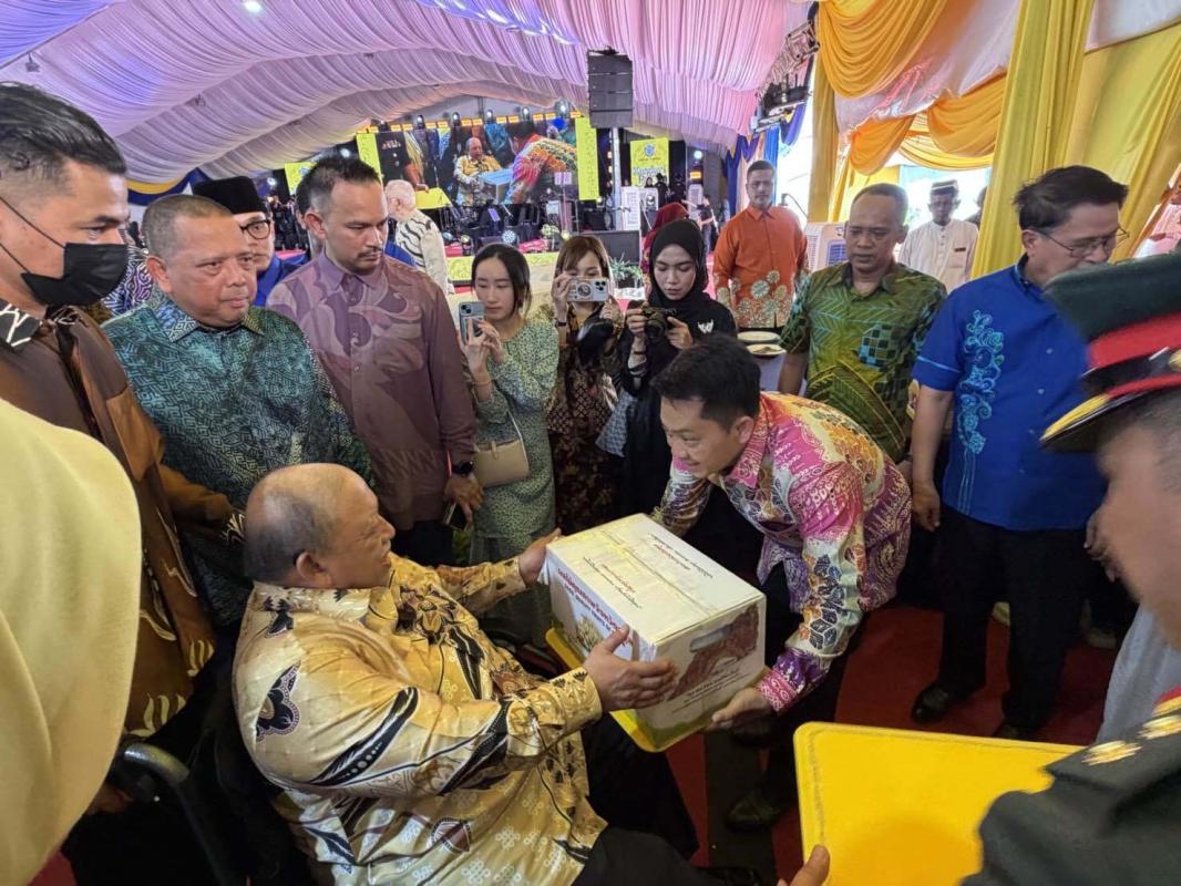 พสกนิกรสตูล ร่วม ฉลองครบรอบ 25 ปี แห่งการครองราชย์  ของสมเด็จพระราชาธิบดี (Tuanku Syed Sirajuddin Jamalullail) แห่งรัฐเปอร์ลิส