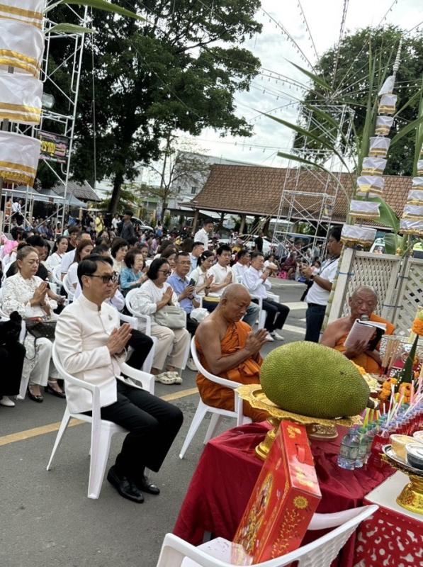 นายกสมาคมชาวกาญจนบุรี นำพิธีบูรพาจารย์&ndash;ปิดทองหลวงปู่ดี วัดเหนือ ศิษยานุศิษย์และประชาชนร่วมงานคับคั่ง พร้อมแจกข้าวสารช่วยลดค่าครองชีพ


